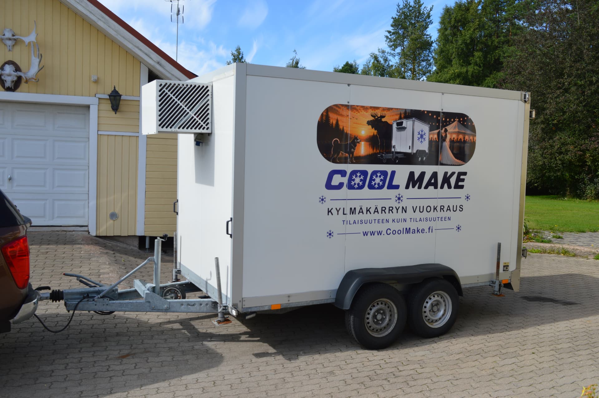 Vuokrattava CoolMake kylmäkärry pihalla